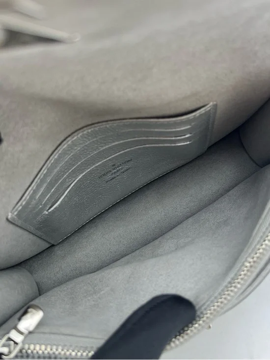 Louis Vuitton | Lockme Collection Silver Chain Bag | Microchip Version - Picture 7 of 11